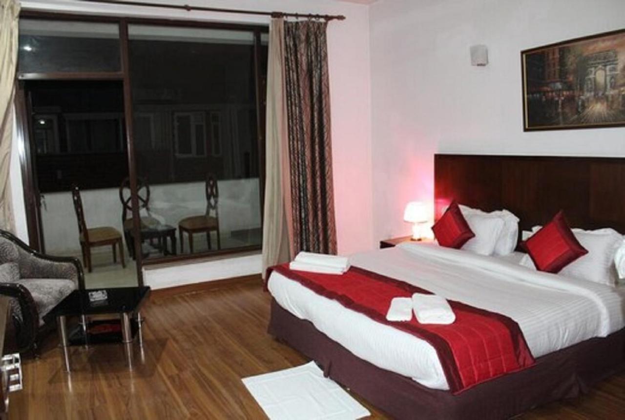 Lime Tree Hotel Sushant Lok Gurgaon Sector 29 Next To Iffco Chowk Metro Eksteriør bilde