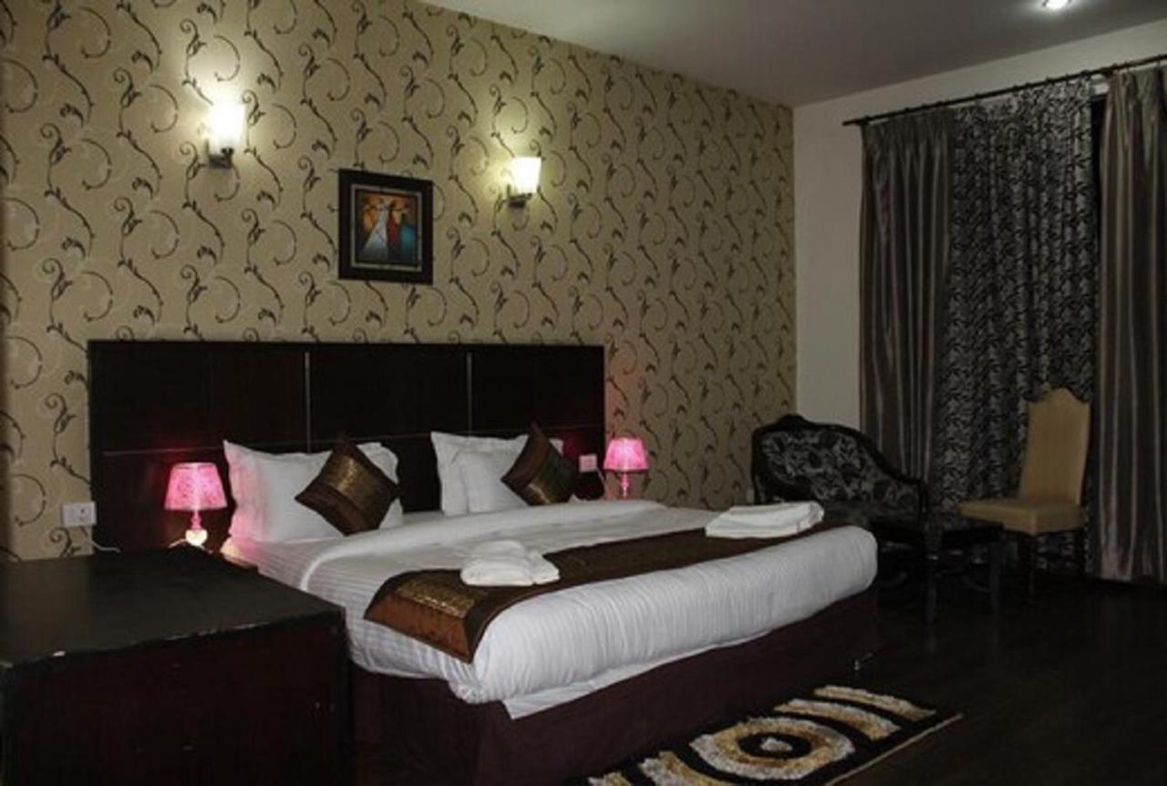 Lime Tree Hotel Sushant Lok Gurgaon Sector 29 Next To Iffco Chowk Metro Eksteriør bilde